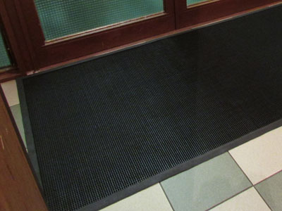 Резиновый коврик для входных дверей